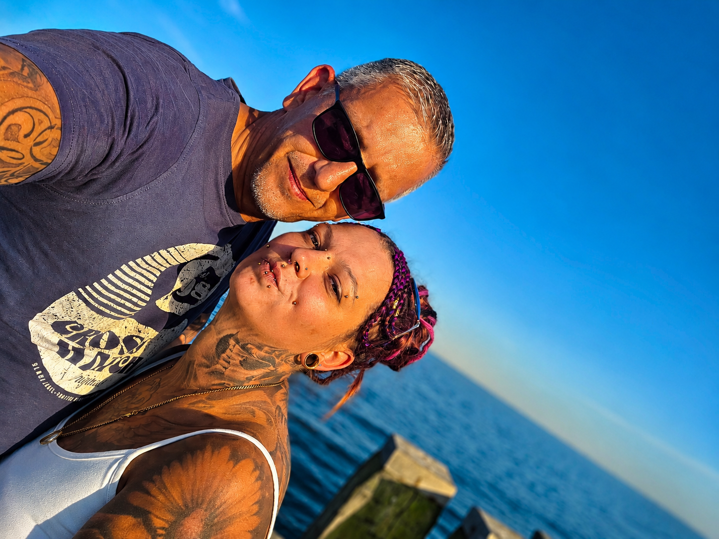 Michael und Domi gemeinsam am Meer