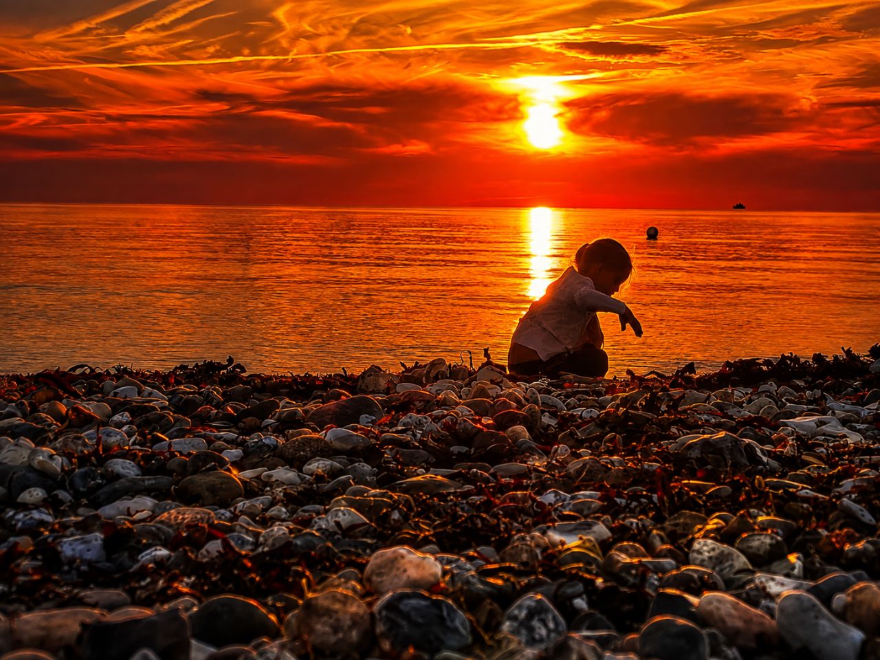 Ein Familienmoment am Meer bei Sonnenuntergang