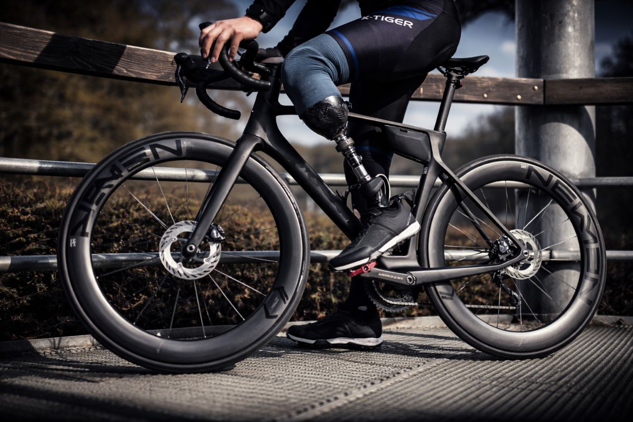 Radsport mit sichtbarer Beinprothese